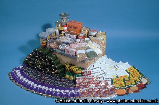 Contents of field rations box Current Field Ration Boxes are of 2000 specification. Box contents have been thoroughly checked by Medical consultants for both nutritional value and dietary balance.  Each box contains rations to feed 1 person for 20 days , providing 3500 calories per day. As there are always at least 2 person's in a Field Party, each box will feed 2 for 10 days.